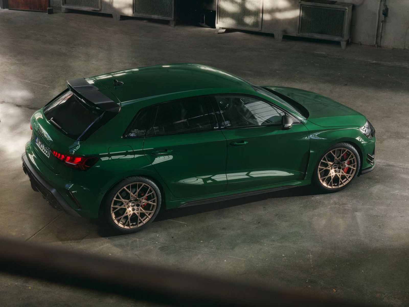 Das Sondermodell RS 3 competition limited schräg von oben in einer Werkstatt stehend.